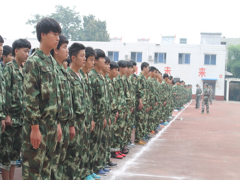 南陽工業(yè)學(xué)校新生軍訓(xùn)