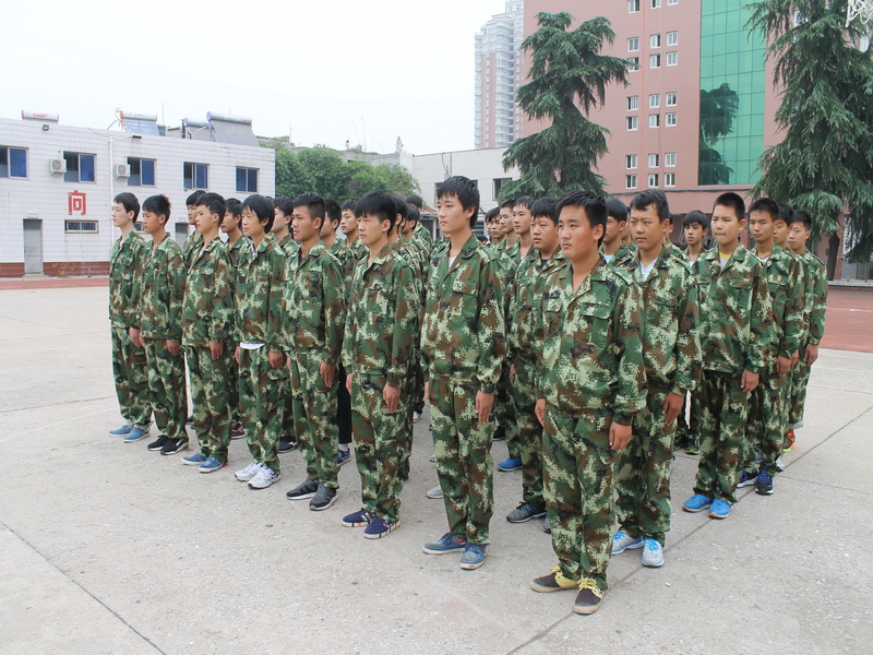 南陽工業(yè)學(xué)校新生軍訓(xùn)圖片