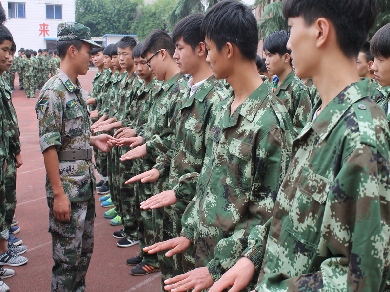 南陽工業(yè)學(xué)校新生軍訓(xùn)實(shí)拍