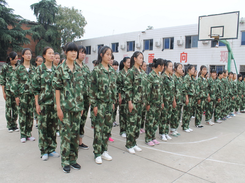南陽工業(yè)學(xué)校軍訓(xùn)