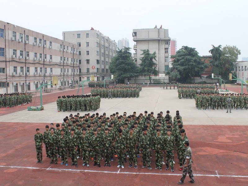 南陽工業(yè)學(xué)校軍訓(xùn)隊操