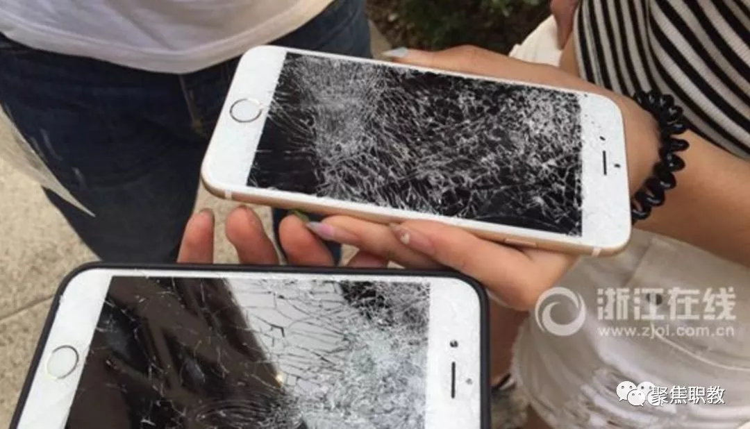 老師摔壞學(xué)生的手機(jī)