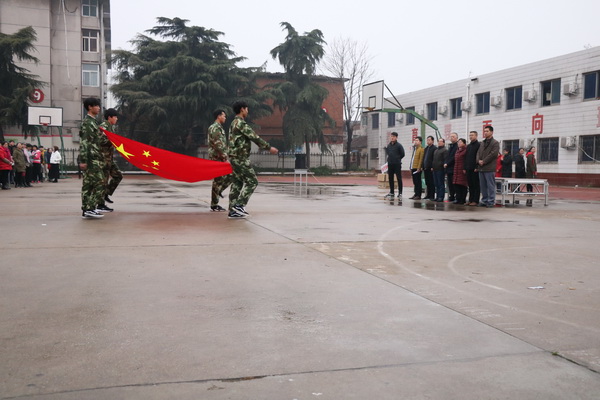 南陽工業(yè)學(xué)校升旗儀式