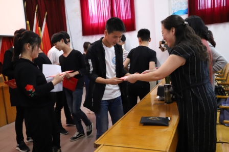 南陽(yáng)工業(yè)學(xué)校英語(yǔ)演講比賽頒獎(jiǎng)