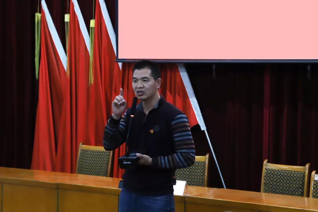 南陽工業(yè)學(xué)校學(xué)生科長劉國輝