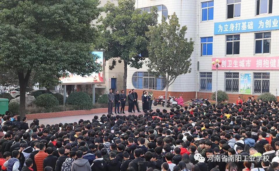 南陽工業(yè)學(xué)校學(xué)雷鋒