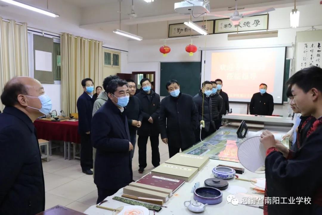 陳垠亭到南陽工業(yè)學(xué)校視察