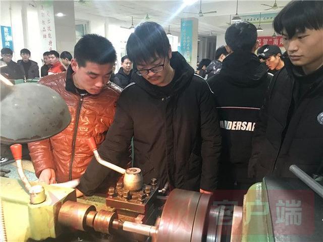 南陽工業(yè)學(xué)校學(xué)生在校實習(xí)