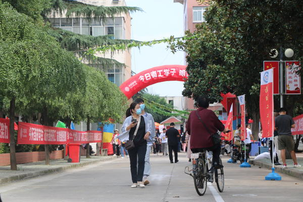 南陽工業(yè)學(xué)校2021新生報到