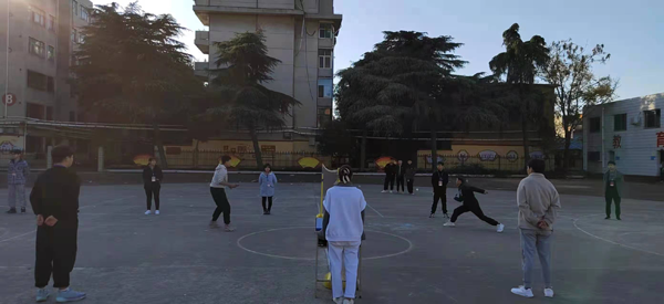 南陽工業(yè)學(xué)校羽毛球比賽