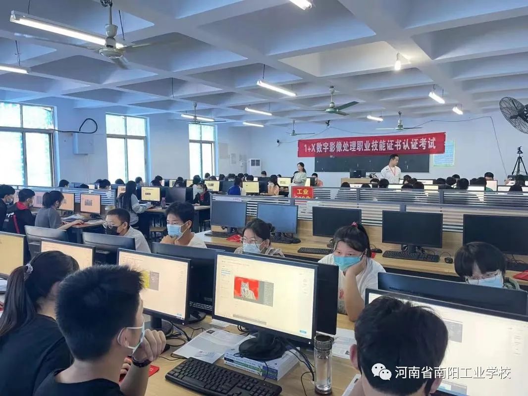 信息系學(xué)生1+X證書考試照片