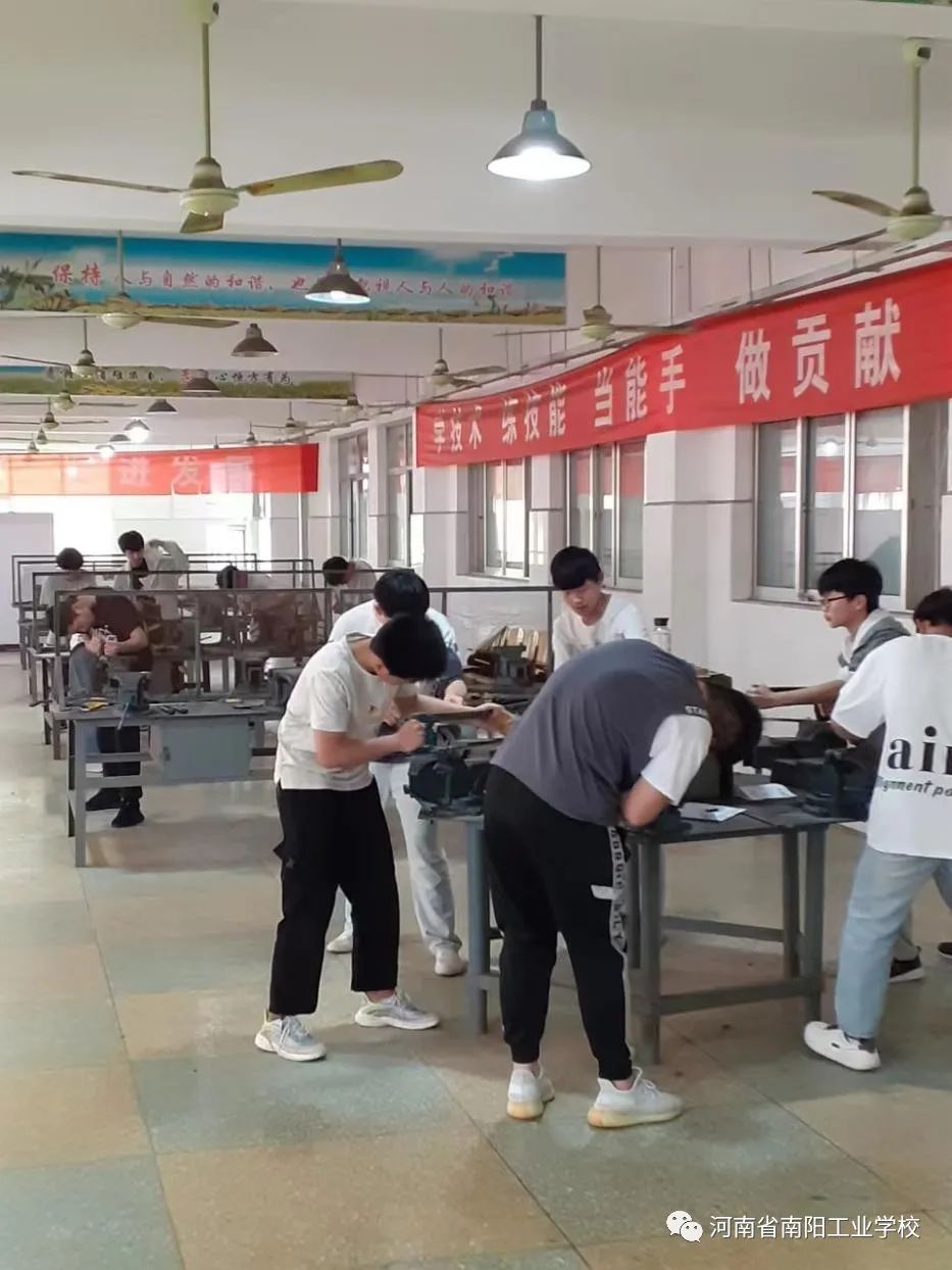 機(jī)電系學(xué)生校內(nèi)競(jìng)賽照片