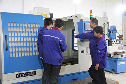 南陽工業(yè)學(xué)校數(shù)控實(shí)習(xí)