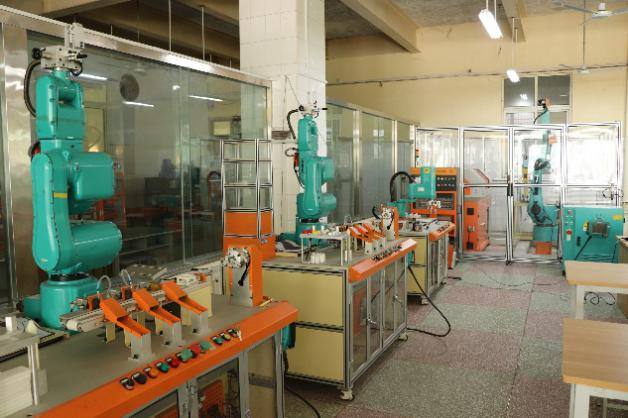 南陽工業(yè)學(xué)校工業(yè)機(jī)器人