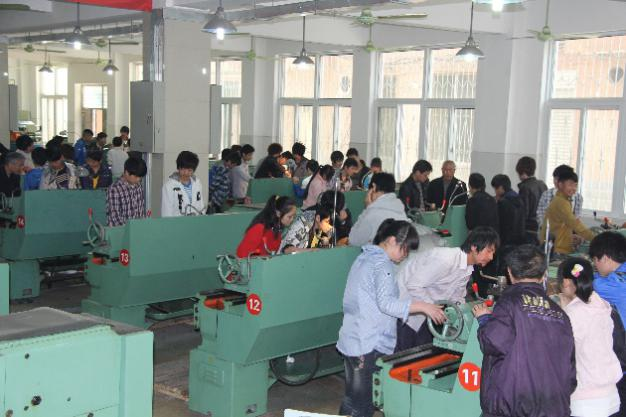 南陽工業(yè)學(xué)校機(jī)加工